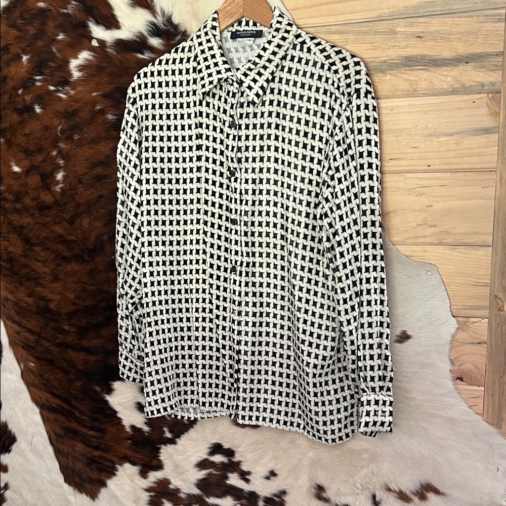 Nira Nira Women’s Classic Black/White Rayon w/the feel of Velvet Shirt Size Lrg